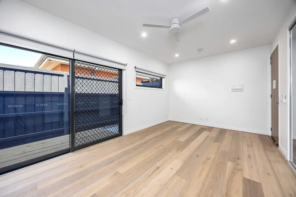 Spacious, Modern room available in Brand-New Rooming House – All Utilities Included!!