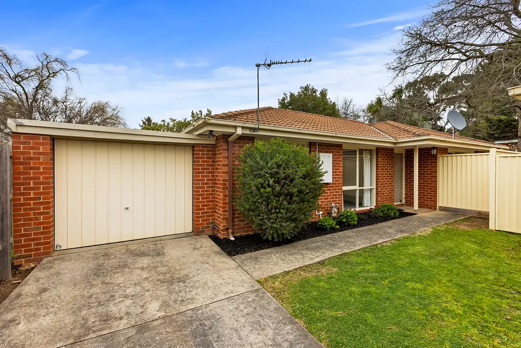 Ferntree Gully 2 Bedroom Free Standing, Flat, Central Location.