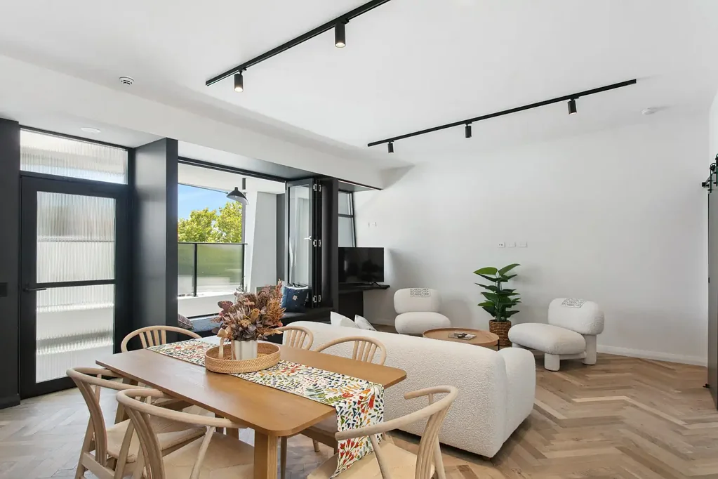 Luxury Fully-Furnished Apartment in Boutique Complex in outstanding location