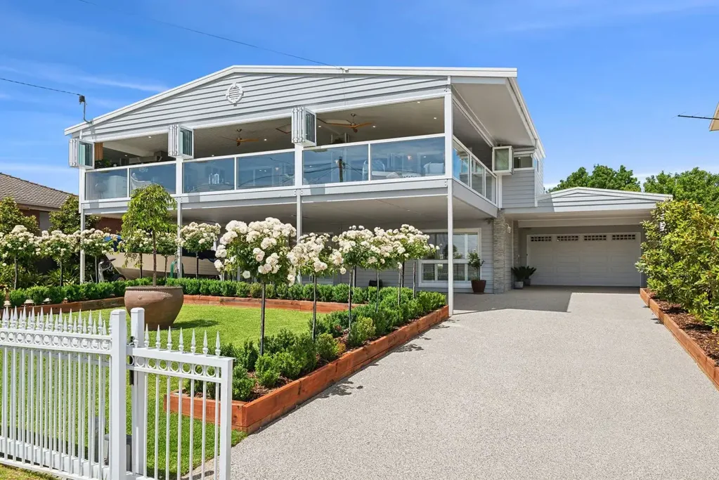 Portarlington 5房  Experience True Coastal Luxury – A Home You Must See to Believe
