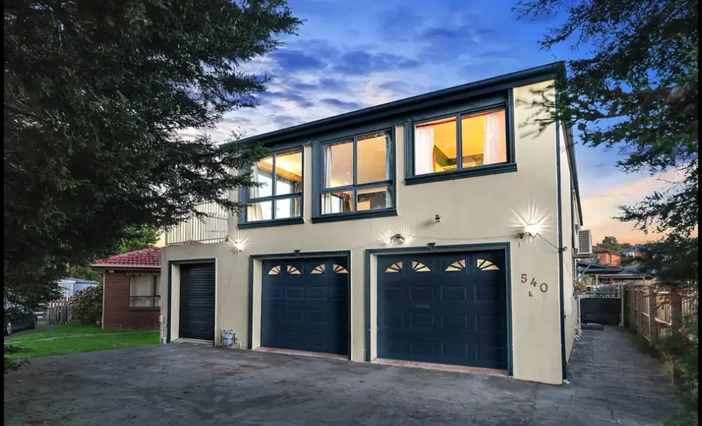 Dandenong North 8Zimmer Two Homes for the Price of One! – The Ultimate Family or Dual Investment Opportunity