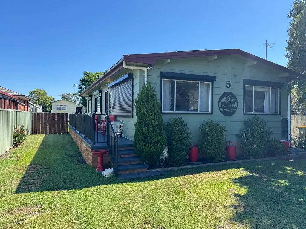 Aberdeen 4房  Beautiful Home with Self-Contained Granny Flat perfect for INVESTORS