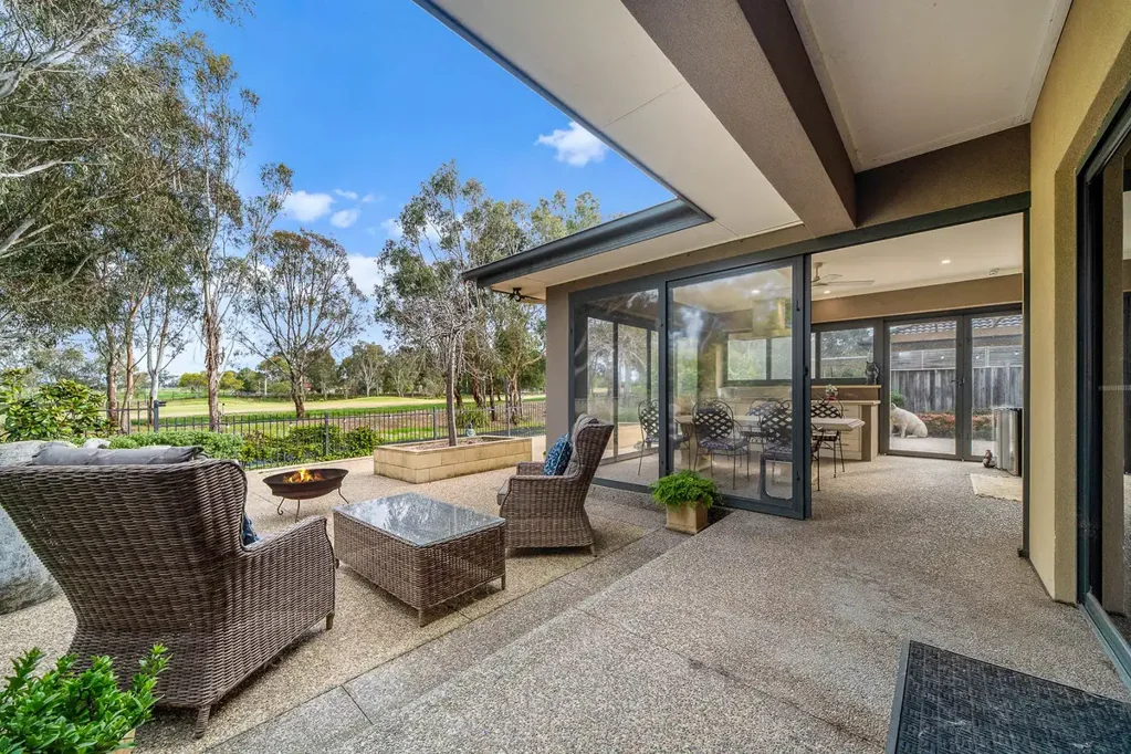 Sandhurst 4 Bedroom Your Dream Home on the 5th Fairway Awaits!