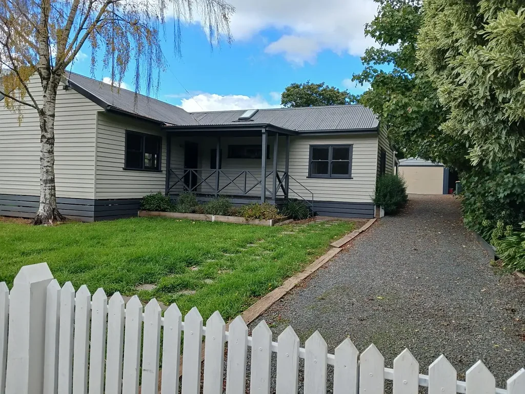 Delightful Cottage on Park Street For Lease