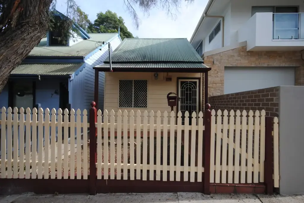 Cosy & Charming Renovated 2 Bedroom + Attic