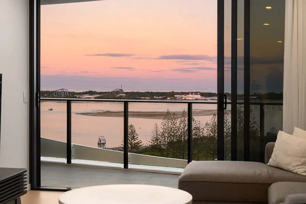 Labrador 2Habitaciones 13th Floor Near-New 2 Bed, 2 Bath, 2 Car Apartment with Sweeping Broadwater Outlook