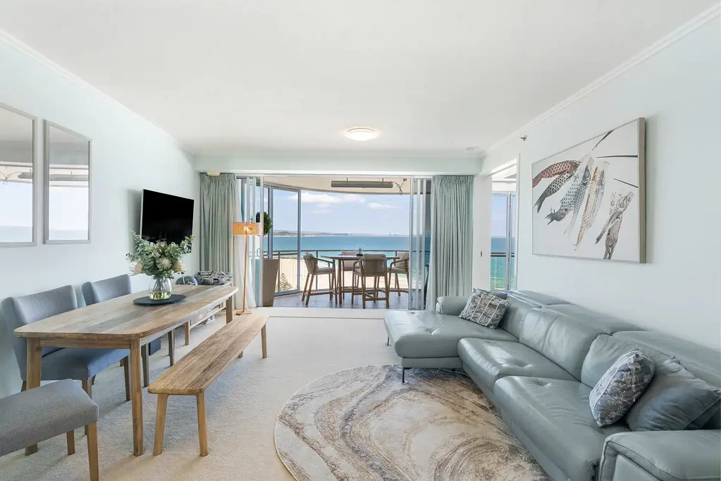 Coolangatta 2Kwarto Commanding Beachfront Position with Stunning Ocean Outlooks