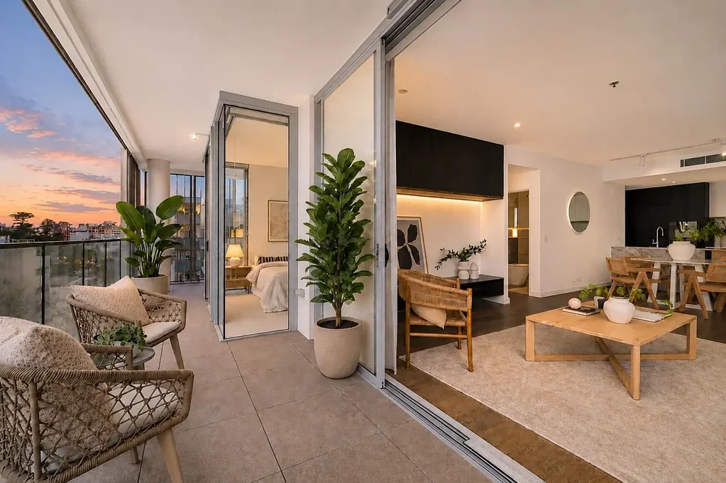 Manly 2房 东向朝向采光佳 Miele厨房时尚装修 私人户外空间 靠近Manly海滩与The Corso DESIGNER COASTAL LIVING | WILL BE SOLD AT AUCTION