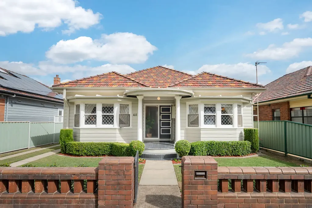 Hamilton South 3房  A Warm Character Filled Home with Endless Possibilities Ahead