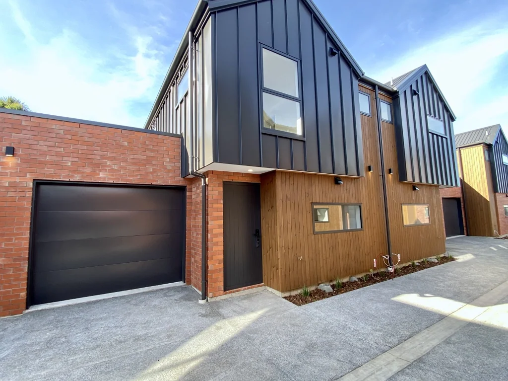 Modern 2 Bedroom Townhouse – Close to the CBD!