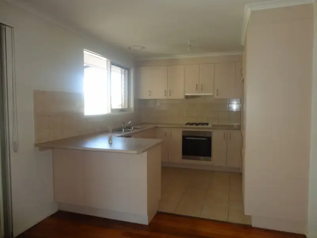 Close to Clarinda Shops & Primary School