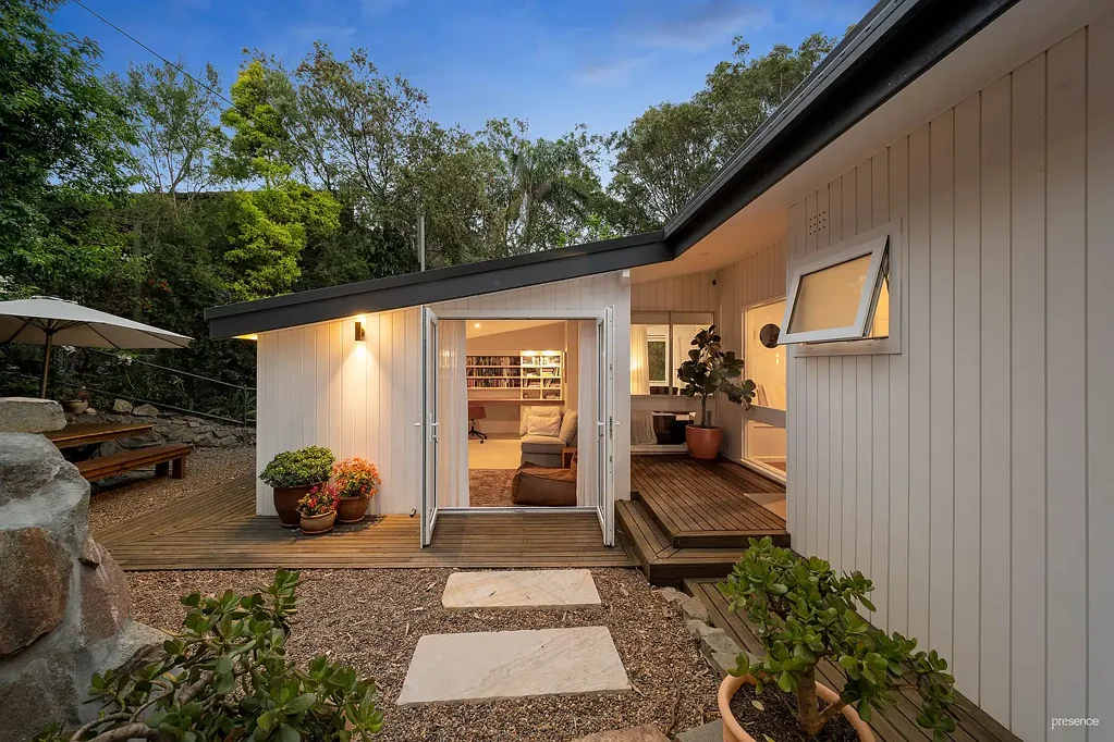 Merewether Heights 4房  Beautifully renovated haven, totally private on a large bush block