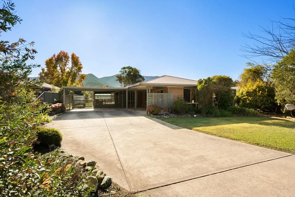 17 Service Street, Porepunkah, VIC 3740