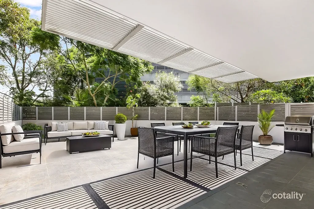 Stylish Coastal Living with large courtyard