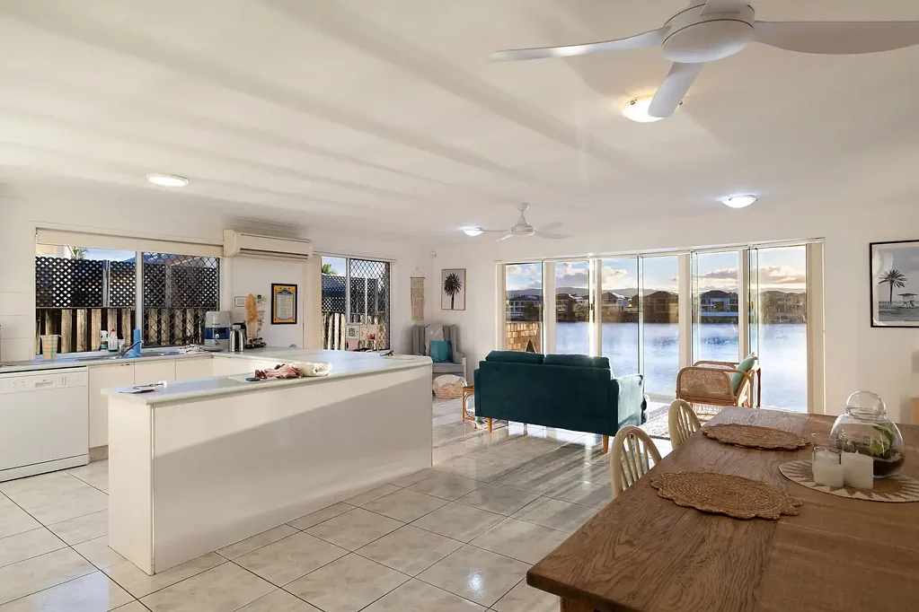 Clear Island Waters 5房  Waterfront Family Living in Prestigious Clear Island Waters