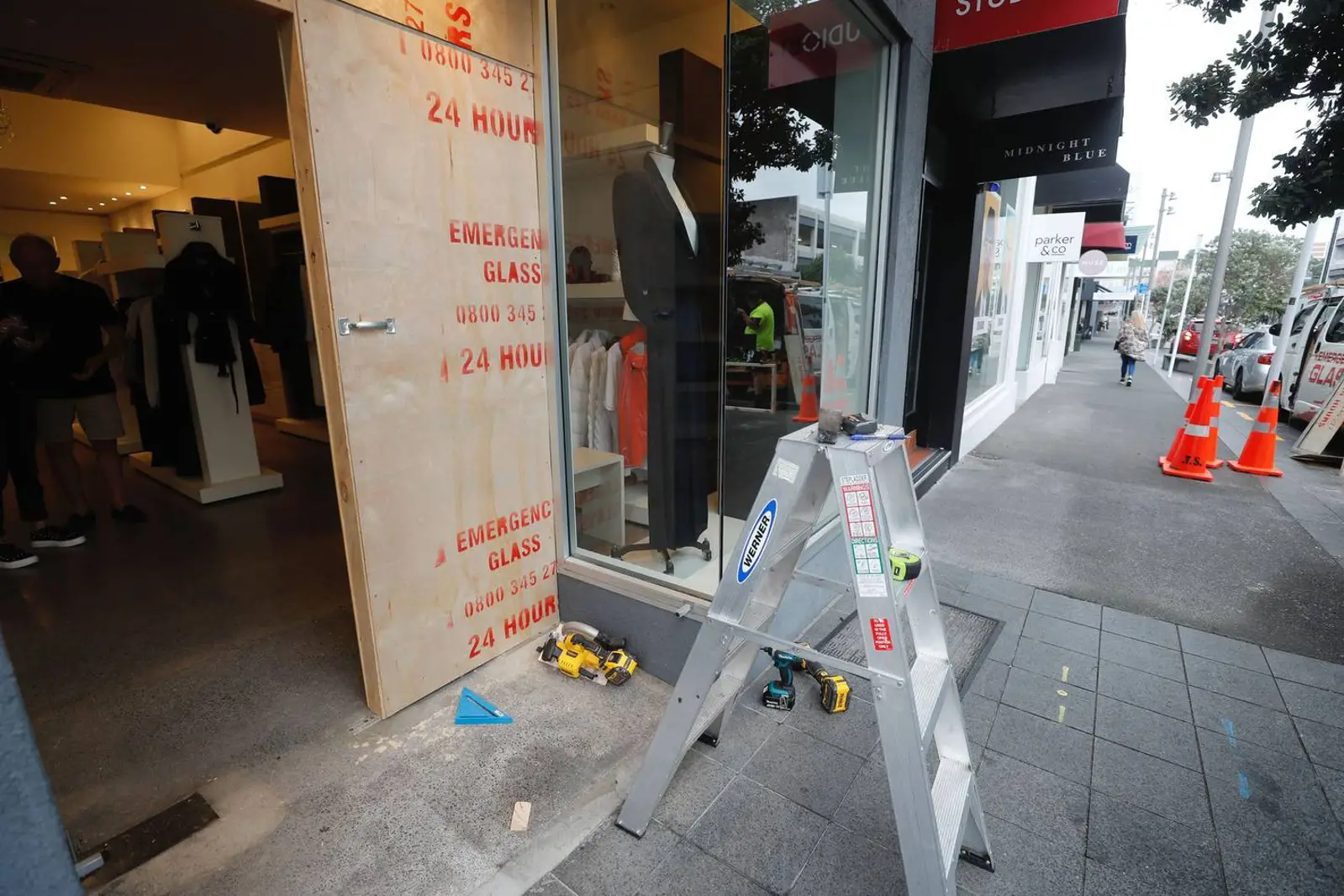 奥克兰一时装店，两日内竟遭遇两次入室抢劫！店主正考虑关闭店铺...
