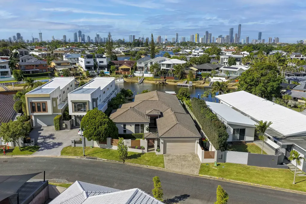 Broadbeach Waters 4બેડરૂમ Light-Filled Waterfront Living with Exceptional Flexibility