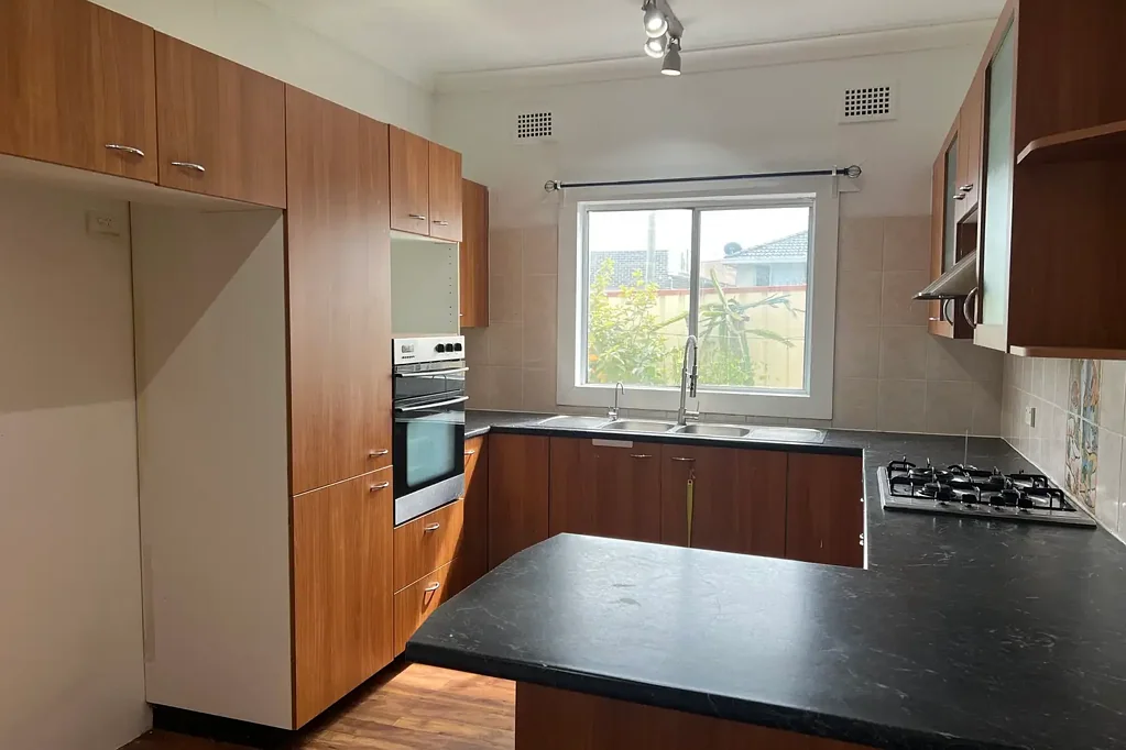 🏡 Neat & Spacious Home with Large Yard – Ideal Family Living!