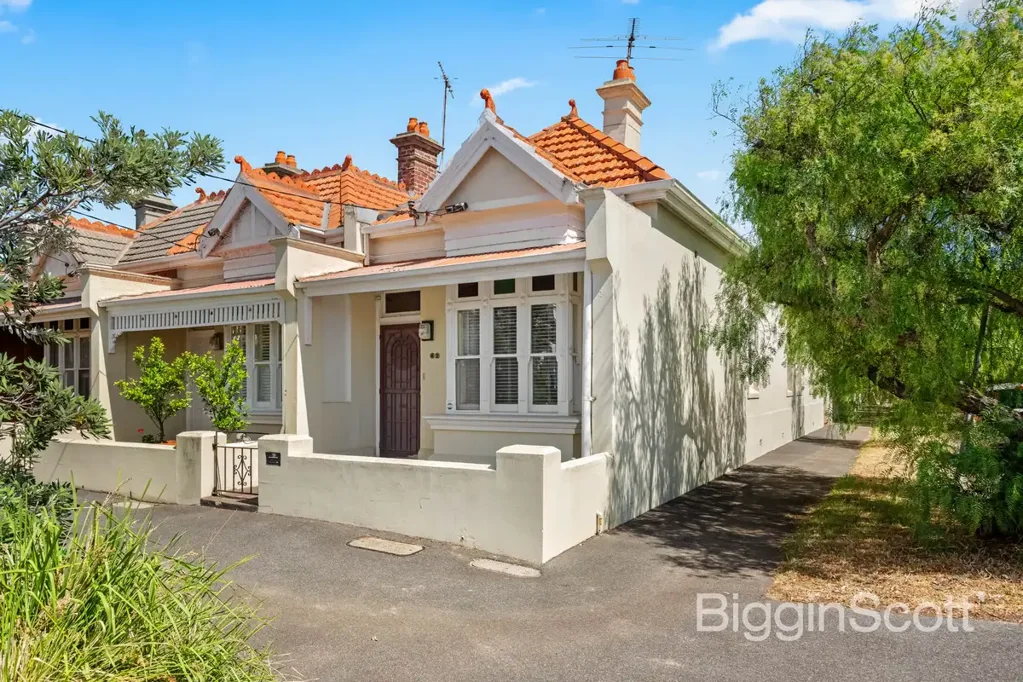 ALBERT PARK BEAUTY WITH A GARAGE!