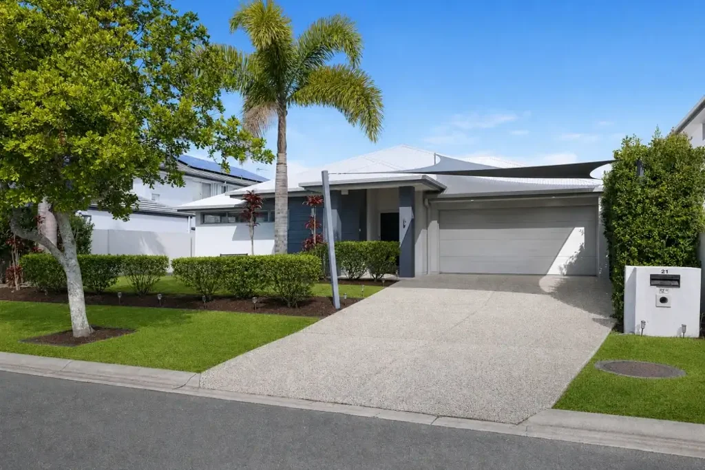 Helensvale 4Kwarto River Links Waterfront Prestige: Executive 4-Bedroom Sanctuary with Private Pontoon & Pool
