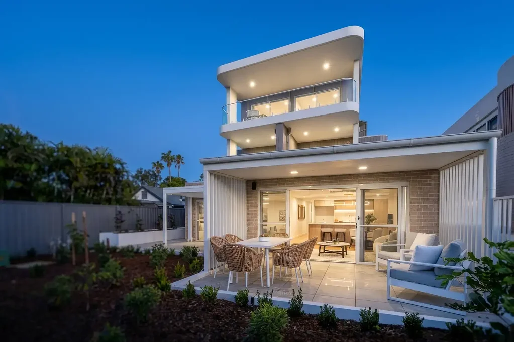 Ettalong Beach 3房  PRIVATE COURTYARD LIVING - DIRECTLY OPPOSITE ETTALONG BEACH