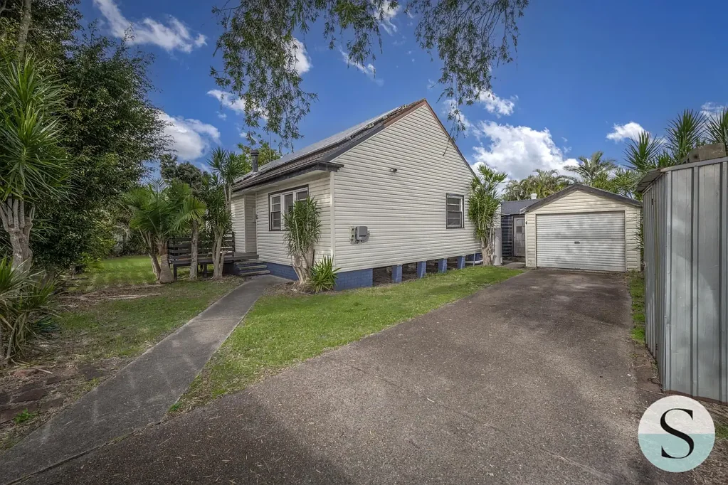 Marks Point 4房  Lifestyle Location Special, Large Frontage & Big Flat Block, Single Level Home, Set Between Lake & The Beach, Versitle Uplift Options!