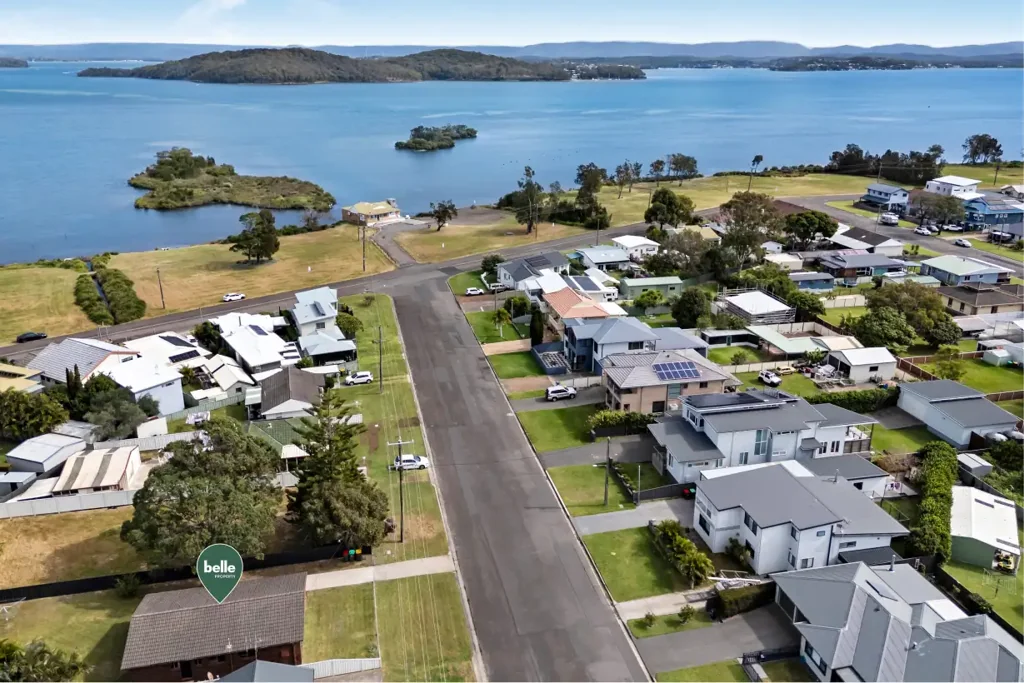 Swansea 3Kwarto Original Home with a Perfect 10 for Location – Just 180m to the Lake's Edge