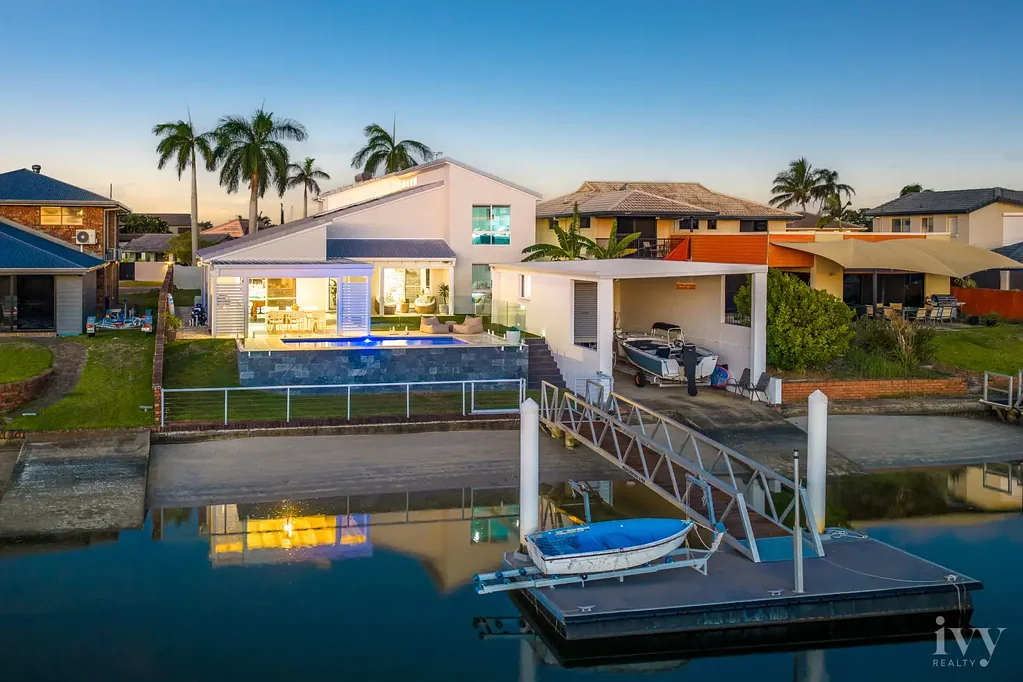 Paradise Point 4房  Ultimate Family Entertainer – Fully Renovated, Bridge-Free Waterfront