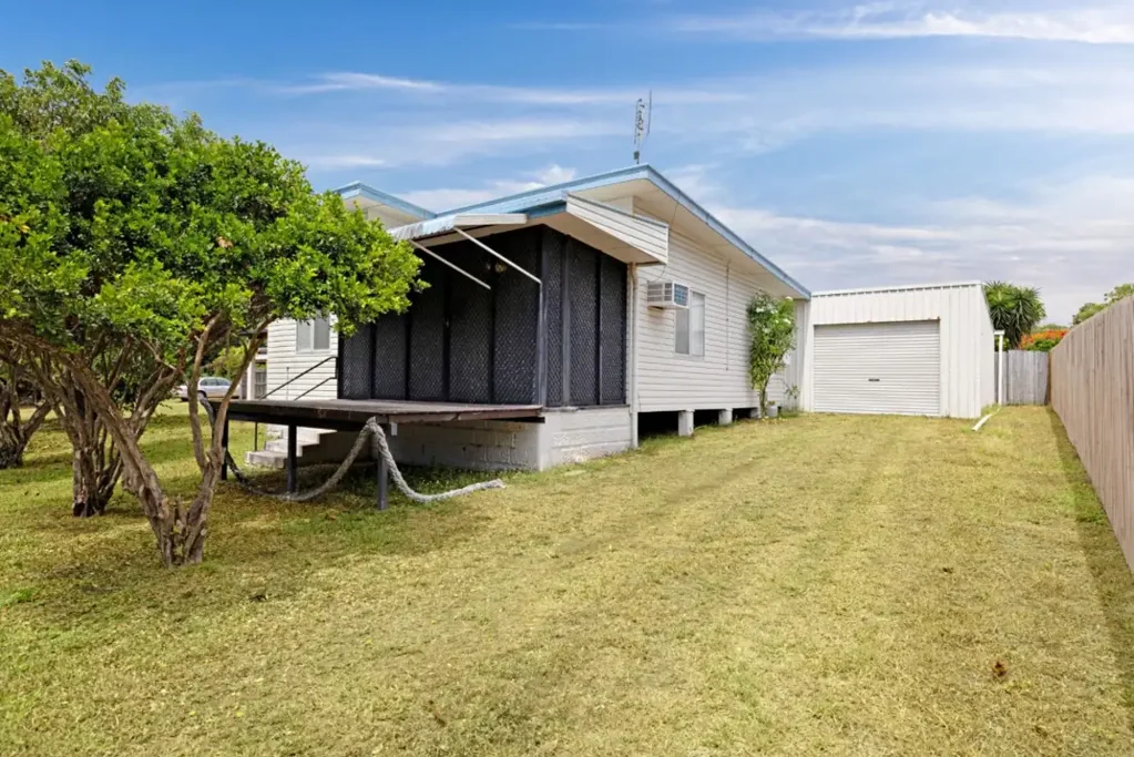 Forrest Beach 2Moenga ENJOY COASTAL LIVING AT THIS BEACH HOME!