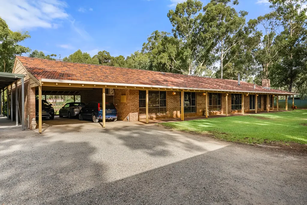 Cardup 4ห้องนอน Country living with exceptional equestrian facilities.