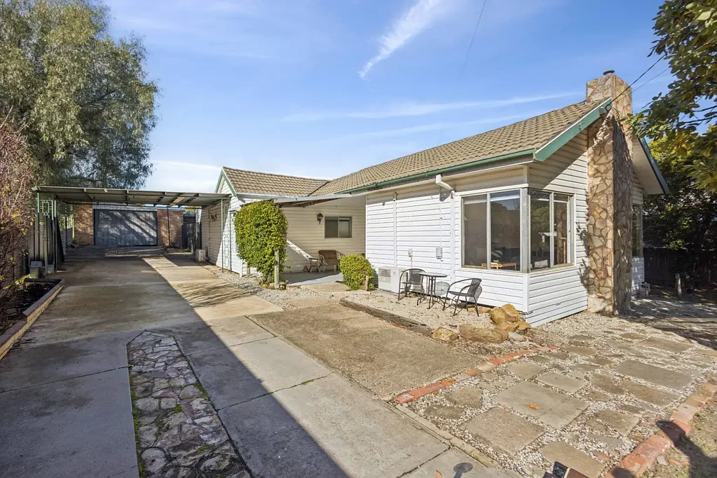 West Bendigo 3બેડરૂમ Renovated Family Living on a Spacious 868m² Allotment