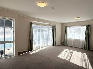 Bright & Sunny Single-Level Living in a Peacef...