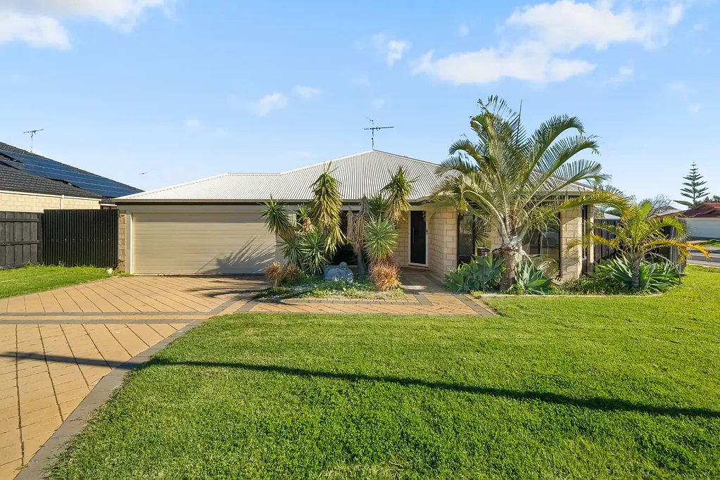 Halls Head 4Kwarto Coastal entertainer with powered shed & side access.