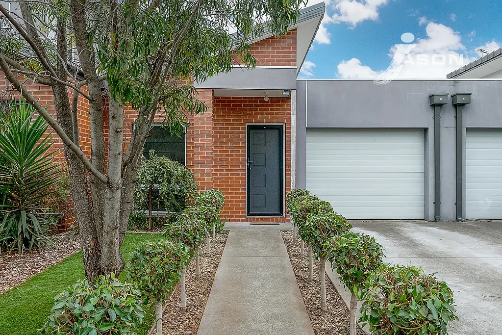 Superb Living on Melrose - Street Frontage