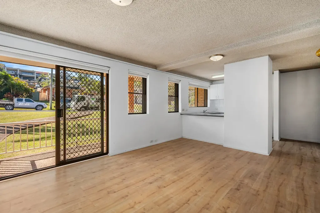 Coastal Living: Spacious 1-Bedroom Ground Floor Unit