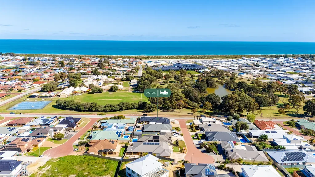 Singleton 5房  Supersized family living opposite Harmony Park.