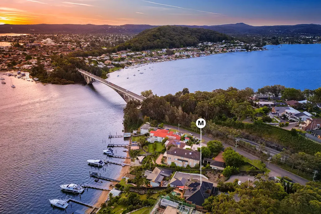 Daleys Point 5房  Sprawling deep waterfront oasis with boatshed, jetty and inclinator