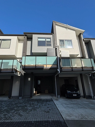 Stylish Near-New Family Living in a Prime Pakuranga Location