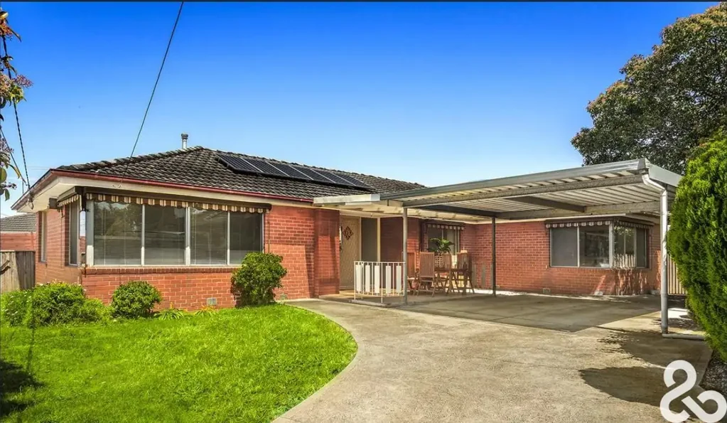 FOUR BEDROOMS, GREAT LOCATION AND SOLAR PANELS.