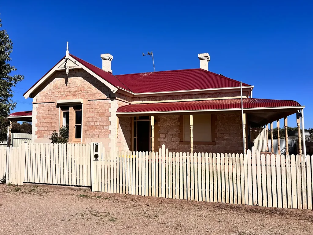 Peterborough 4房  Charming Character Stone Home with Modern Comforts - Ideal Family Living
