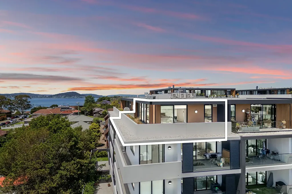 Point Frederick 2Zimmer Penthouse living with expansive water views