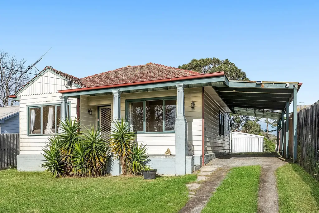 Frankston 2房 Frankston中心位置 699㎡显著地块 波罗的海松木地板 高挑天花板 壁炉客厅 巨大庭院 车库工作室 步行可达海滨与学校 Central Character over a Massive Block