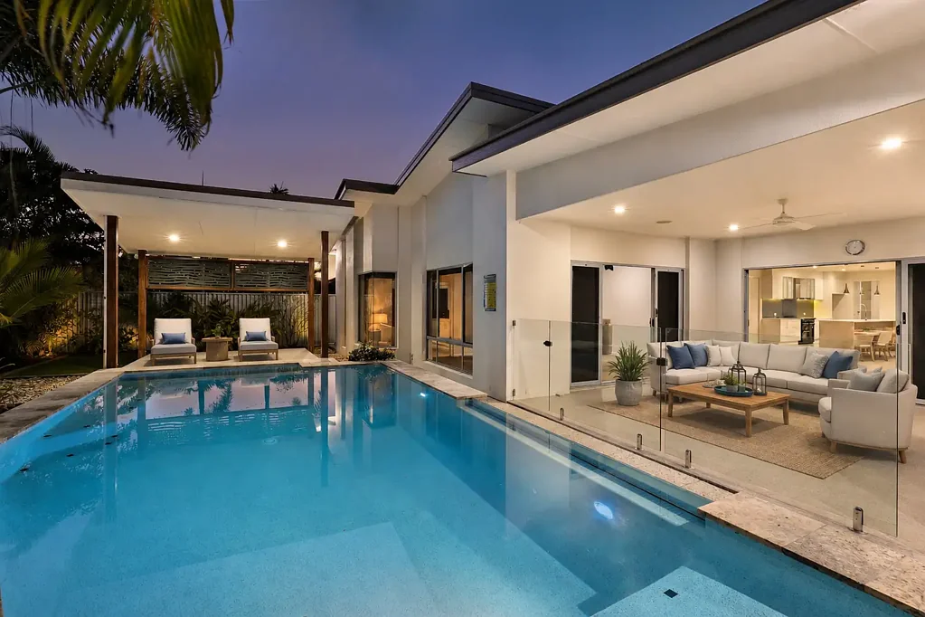 Pelican Waters 5房  A Statement of Luxury & Lifestyle | Custom-Designed Residence