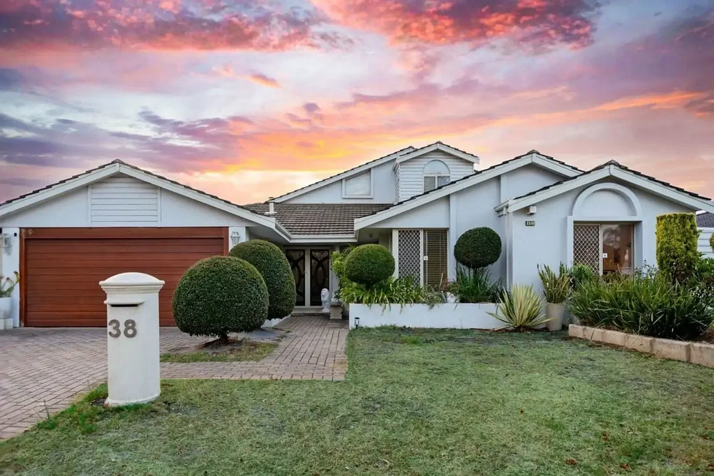 Canning Vale 4कमरा ONE OF CANNING VALE'S MOST UNIQUE HOMES!