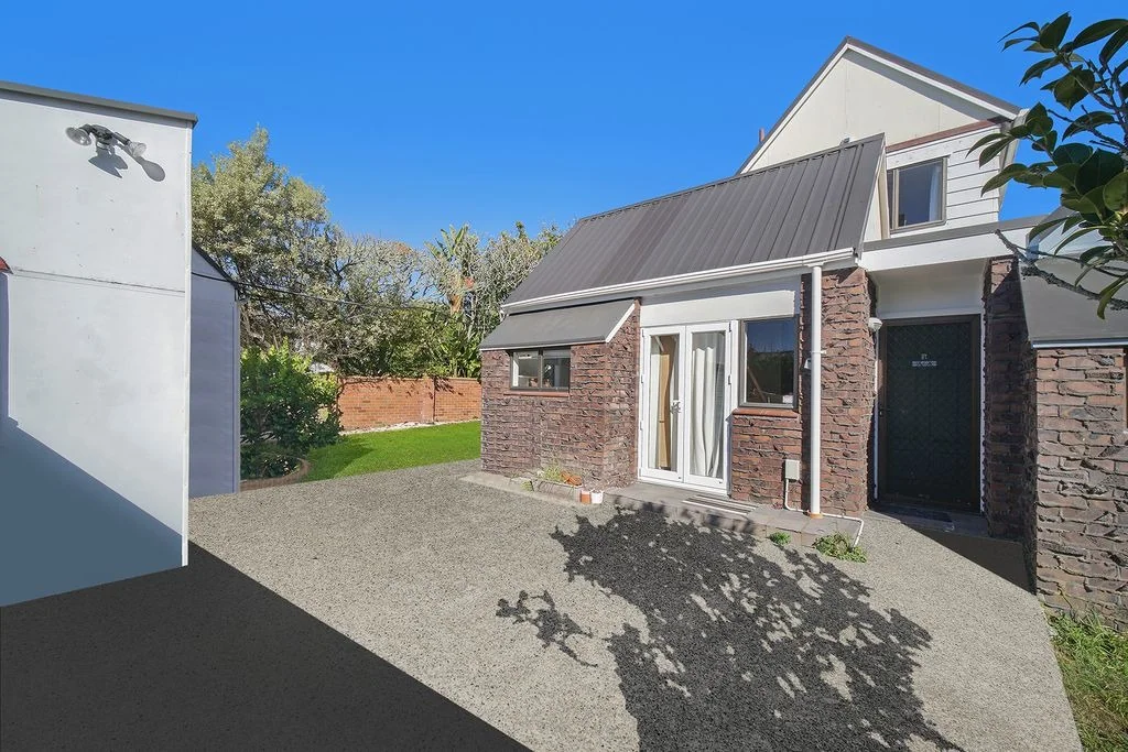 Prime Greenlane location with off-street parking