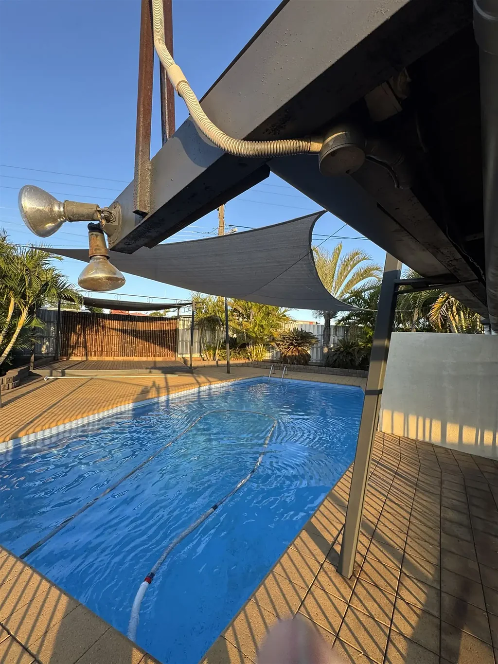 Mornington 4房  An 'Entertainers Paradise', this modern home on a large corner block caters for all your lifestyle needs.