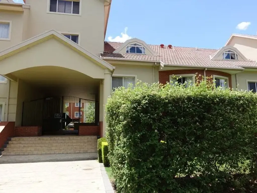 Prime Location-2-bedroom, 2 bathrooms, walk to Manuka