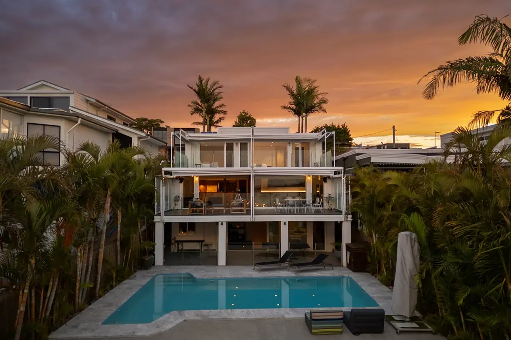 Sylvania 5房 朝北滨水全景 河景露台泳池 开放式空间 现代厨房四卧 主卧套间 双车库近商圈 North-Facing Waterfront Masterpiece capturing Skyline views