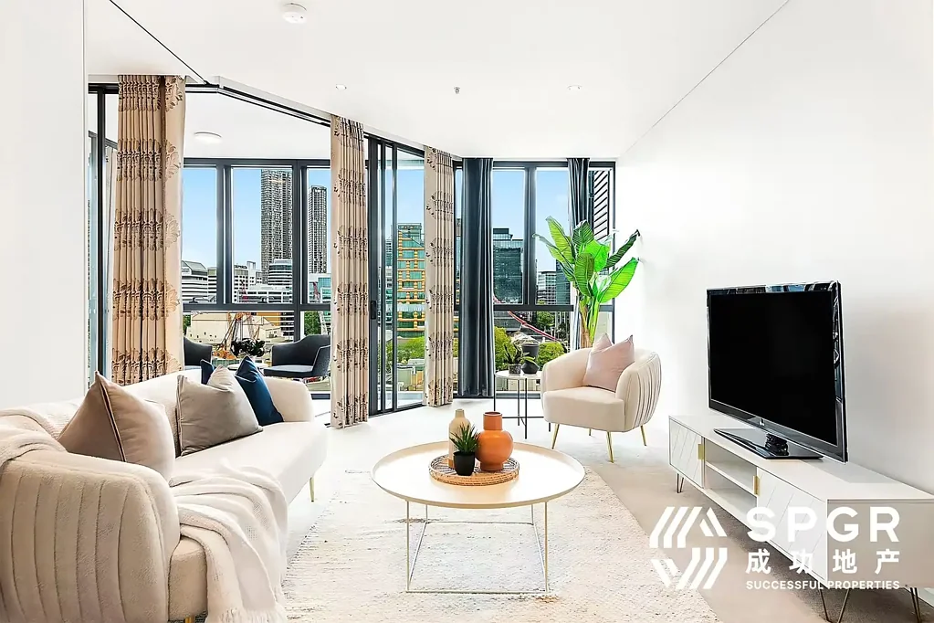 Parramatta 2房 V Crown地标公寓 开放式起居区 设计师厨房 主卧带套间 88平米奢居 专属车位 泳池健身房 礼宾服务 Executive-Style Living in the Heart of Parramatta – V by Crown