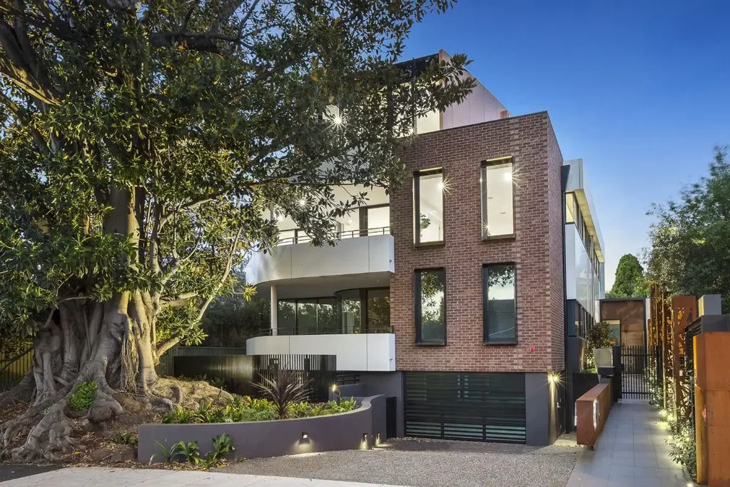 Luxurious as new house sized penthouse with Lift Access to all floors   available now inspect by appointment
